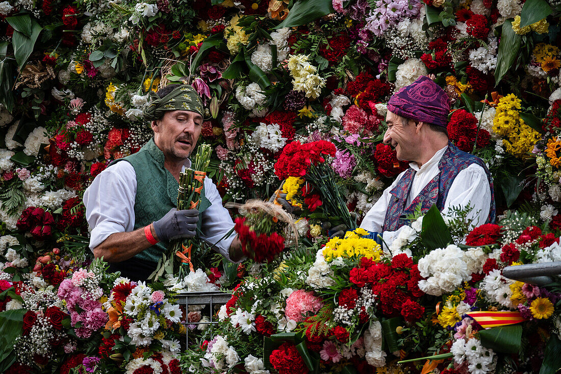 Das Blumenopfer für die Virgen del Pilar ist die wichtigste und beliebteste Veranstaltung der Fiestas del Pilar am Tag der Spanier, Zaragoza, Spanien
