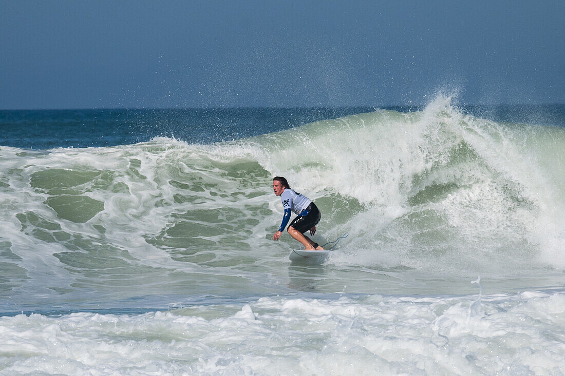 Der mexikanische Profi-Surfer Alan Cleland beim Quiksilver Festival in Capbreton, Hossegor und Seignosse, bei dem 20 der besten Surfer der Welt, die von Jeremy Flores handverlesen wurden, im Südwesten Frankreichs gegeneinander antreten.