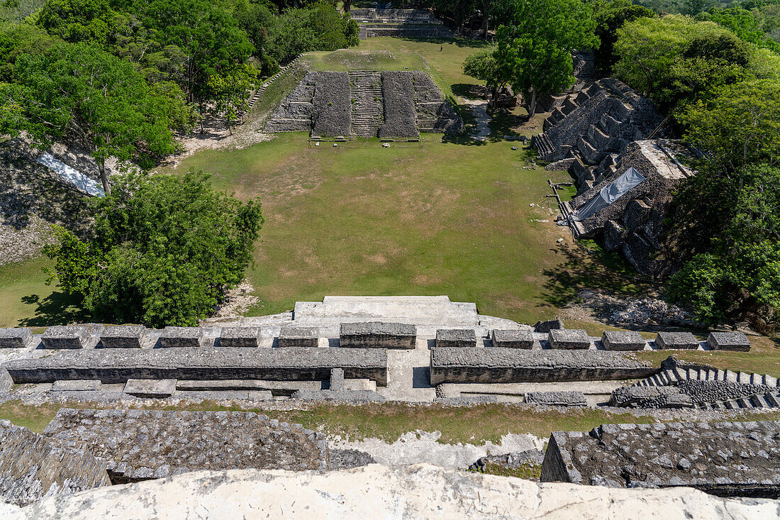 Blick auf die Pyramiden auf den Plätzen A1 und A2 von der Spitze von El Castillo, Struktur 6, im archäologischen Reservat Xunantunich in Belize.