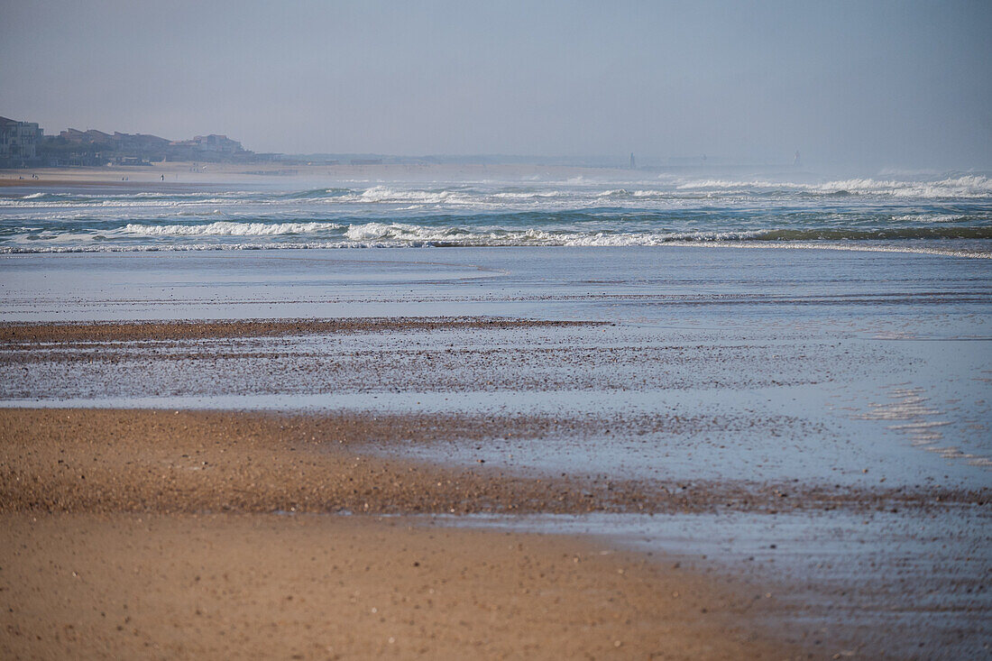 Quiksilver Festival celebrated in Capbreton, Hossegor and Seignosse, with 20 of the best surfers in the world hand-picked by Jeremy Flores to compete in south west of France.\n