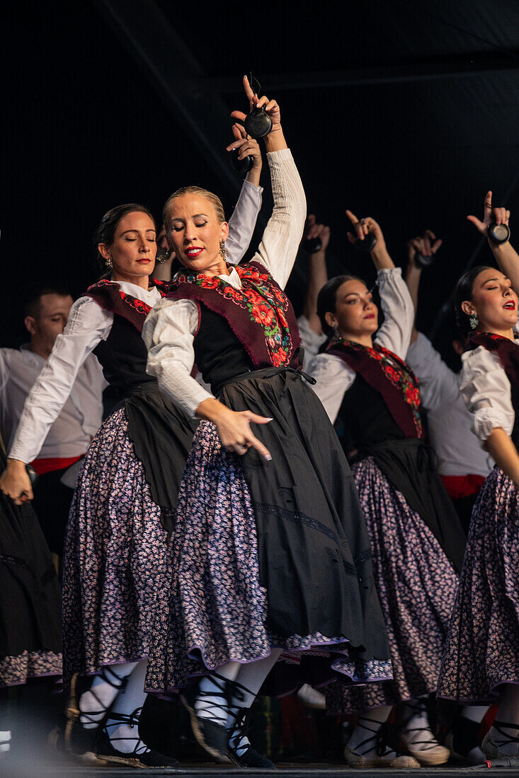 Baluarte Aragones und Raices de Aragon, traditionelle aragonesische Jota-Gruppen, treten auf der Plaza del Pilar während der El-Pilar-Feierlichkeiten in Zaragoza, Spanien, auf