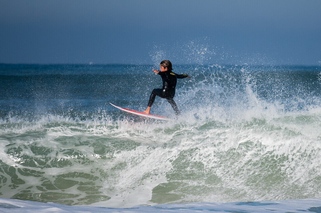 Junge talentierte Surfer beim Quiksilver Festival in Capbreton, Hossegor und Seignosse, bei dem 20 der besten Surfer der Welt von Jeremy Flores ausgewählt wurden, um im Südwesten Frankreichs gegeneinander anzutreten.