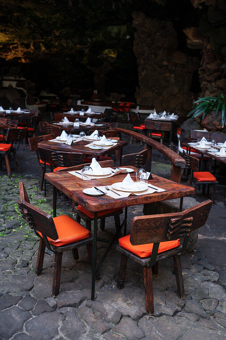 Restaurant in Jameos del Agua, einer Reihe von Lavahöhlen und einem Kunst-, Kultur- und Tourismuszentrum des einheimischen Künstlers und Architekten Cesar Manrique, Lanzarote, Kanarische Inseln, Spanien