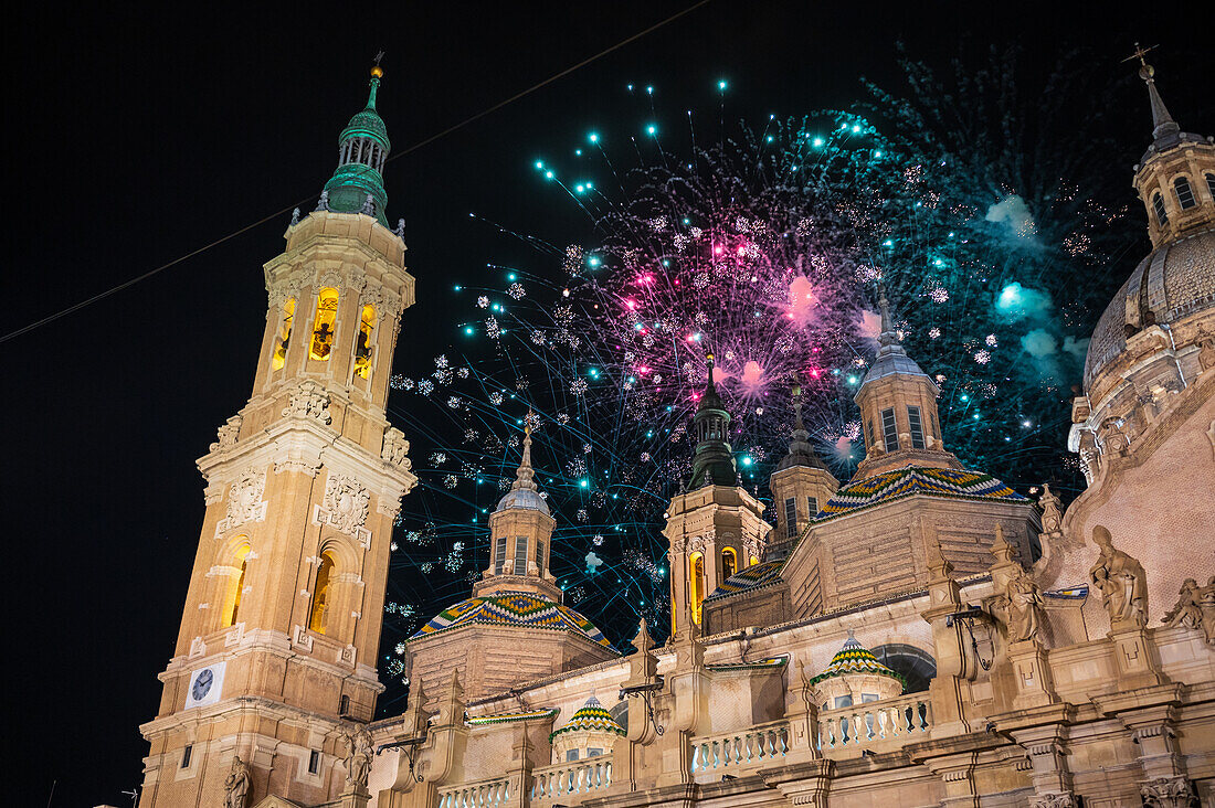 Das Feuerwerk bildet den Abschluss der Fiestas del Pilar in Zaragoza, Spanien