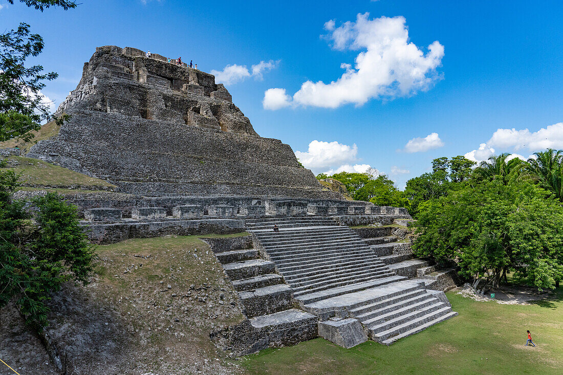 El Castillo, Struktur 6, mit der Treppe von Struktur 32 davor im archäologischen Reservat Xunantunich in Belize.