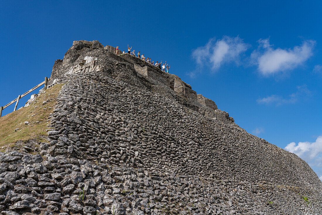 El Castillo, Struktur 6, mit Touristen auf der Spitze im archäologischen Reservat Xunantunich in Belize.