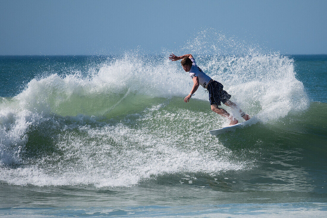 Der australische Profi-Surfer Kael Walsh beim Quiksilver Festival in Capbreton, Hossegor und Seignosse, bei dem 20 der besten Surfer der Welt, die von Jeremy Flores ausgewählt wurden, im Südwesten Frankreichs gegeneinander antreten.