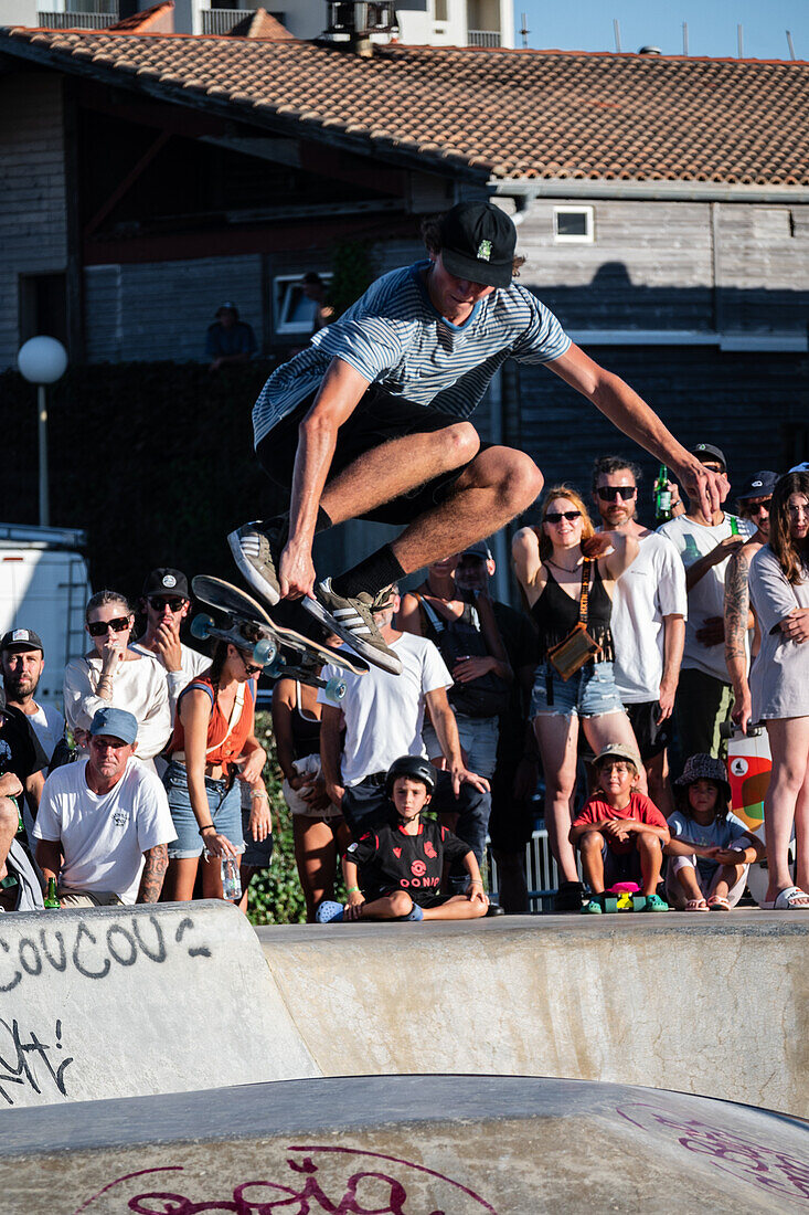 Skate-Event im Skatepark von Seignosse le Penon während des Quiksilver-Festivals in Capbreton, Hossegor und Seignosse, bei dem 20 der besten Surfer der Welt, die von Jeremy Flores handverlesen wurden, im Südwesten Frankreichs gegeneinander antreten.