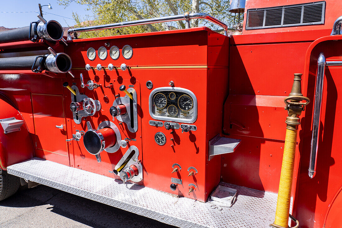 Detail von Bedienelementen und Anzeigen an einem amerikanischen LaFrance-Feuerwehrauto der Serie 700 von 1948 bei einer Autoausstellung in Moab, Utah.