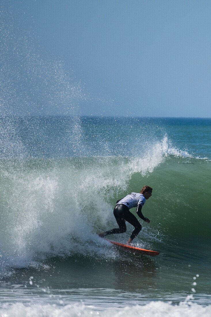 Der einheimische französische Surfer Sam Piter beim Quiksilver Festival in Capbreton, Hossegor und Seignosse, bei dem 20 der besten Surfer der Welt, die von Jeremy Flores handverlesen wurden, im Südwesten Frankreichs gegeneinander antreten.