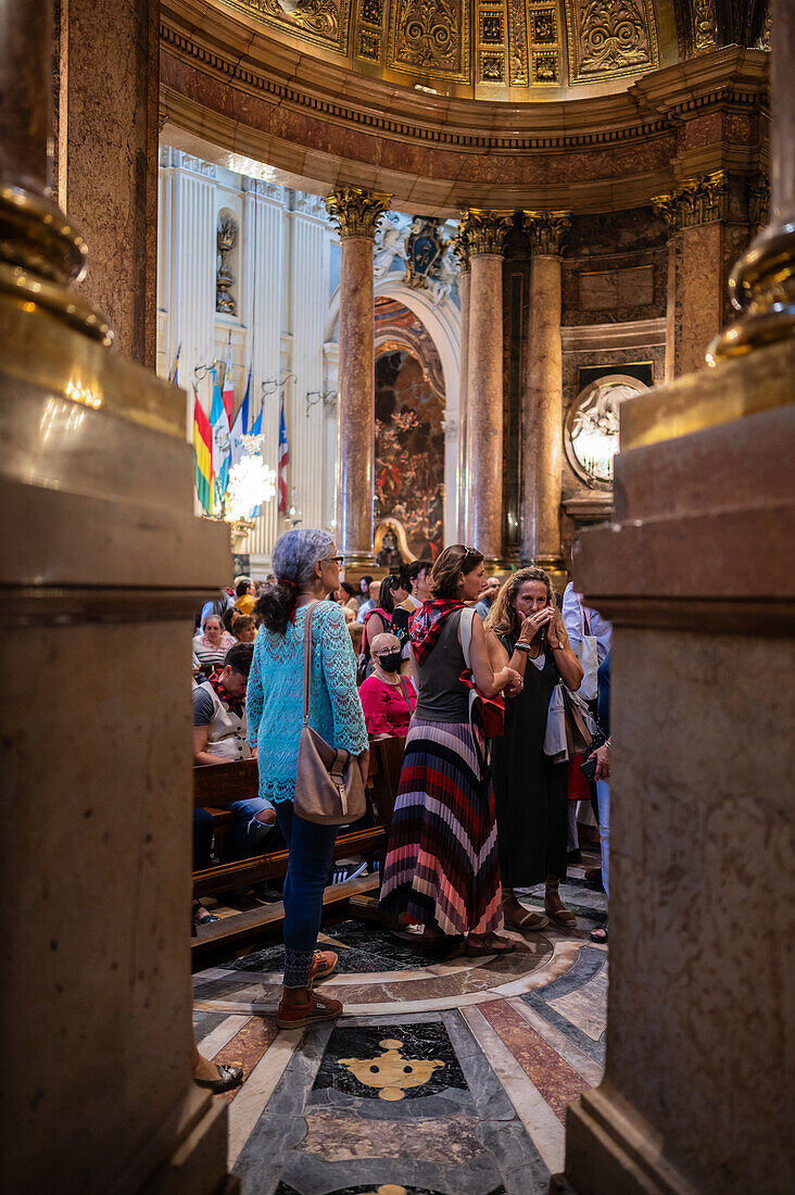 Gläubige in der Kathedrale-Basilika Unserer Lieben Frau von der Säule während des Blumenopfers für die Virgen del Pilar, der wichtigsten und beliebtesten Veranstaltung der Fiestas del Pilar am Spanischen Tag, Zaragoza, Spanien