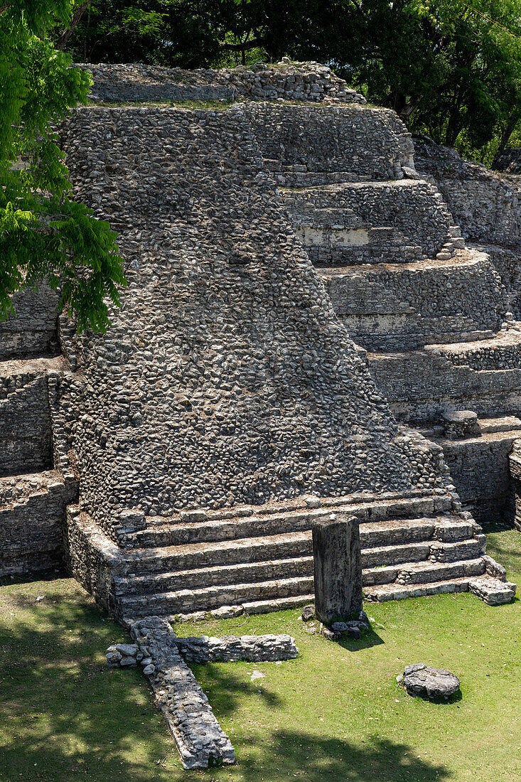 Struktur A-3 mit Stele und Altar in den Maya-Ruinen im archäologischen Reservat von Xunantunich in Belize.