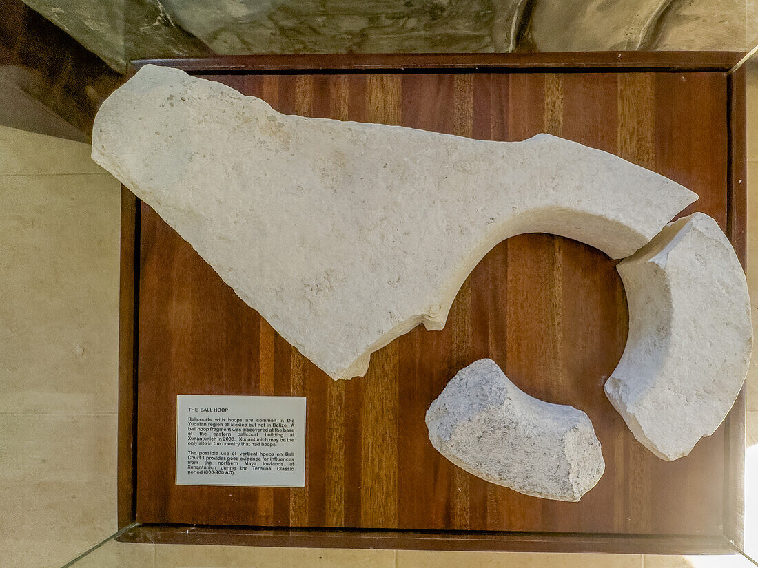 Ein zerbrochener Steinreifen vom östlichen Ballspielplatz im Museum des archäologischen Reservats von Xunantunich in Belize.