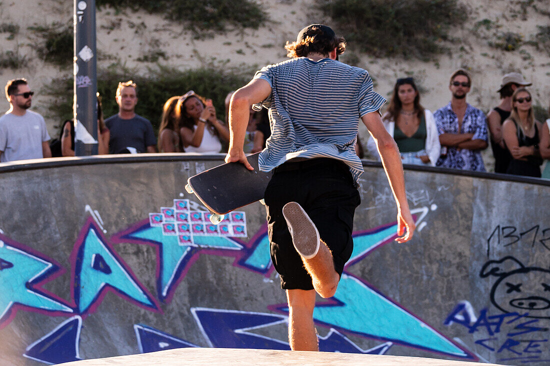 Skate-Event im Skatepark von Seignosse le Penon während des Quiksilver-Festivals in Capbreton, Hossegor und Seignosse, bei dem 20 der besten Surfer der Welt, die von Jeremy Flores ausgewählt wurden, im Südwesten Frankreichs gegeneinander antreten.