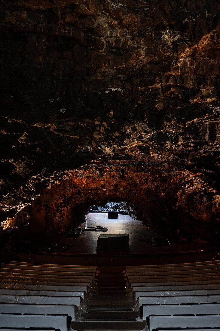 Auditorium in den Jameos del Agua, einer Reihe von Lavahöhlen und einem Kunst-, Kultur- und Tourismuszentrum, das vom lokalen Künstler und Architekten Cesar Manrique auf Lanzarote, Kanarische Inseln, Spanien, geschaffen wurde