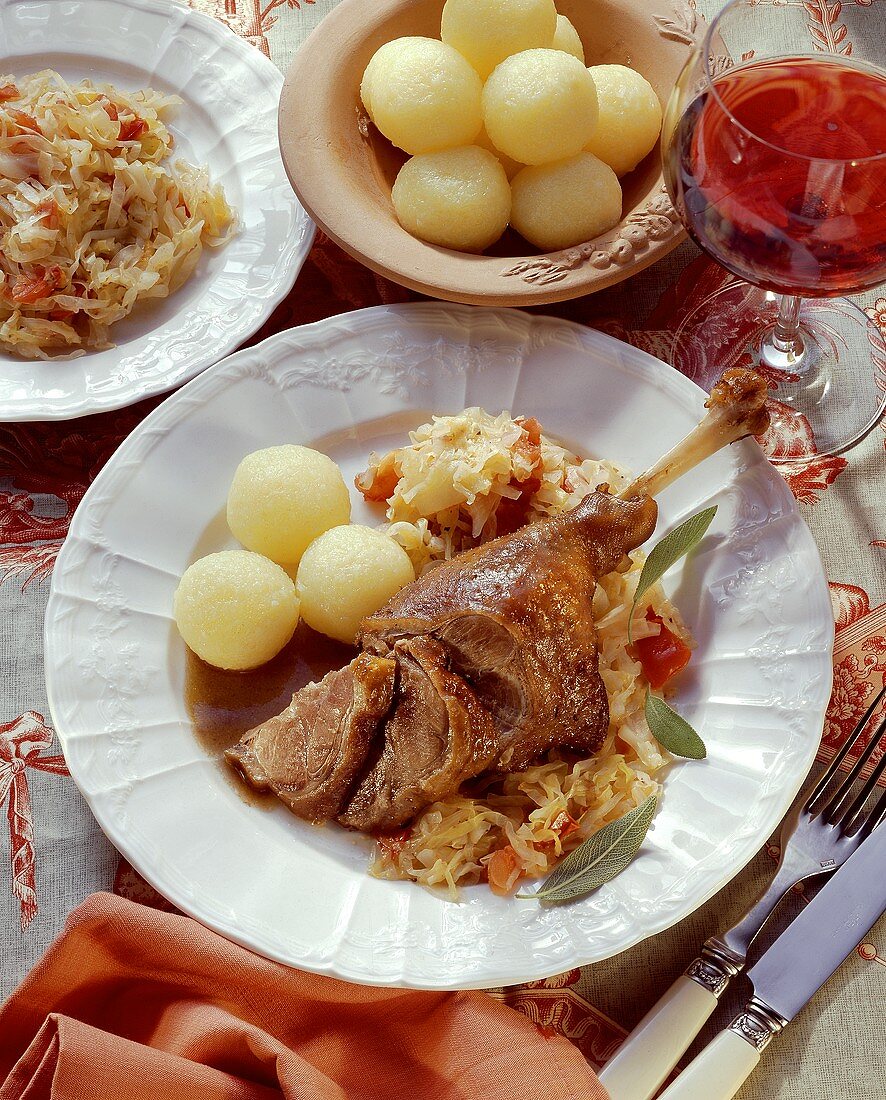 Gänsekeule mit Kraut & Klössen