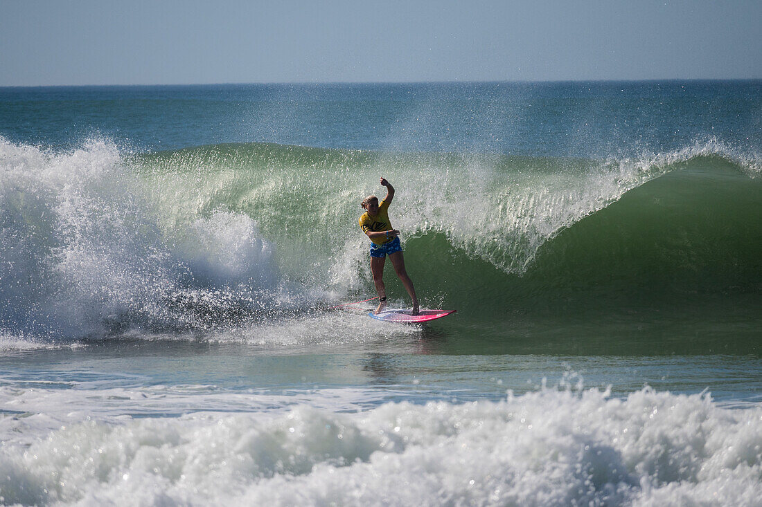 Australische Dimity Stoyle beim Quiksilver Festival in Capbreton, Hossegor und Seignosse, mit 20 der besten Surfer der Welt, die von Jeremy Flores ausgewählt wurden, um sich im Südwesten Frankreichs zu messen.