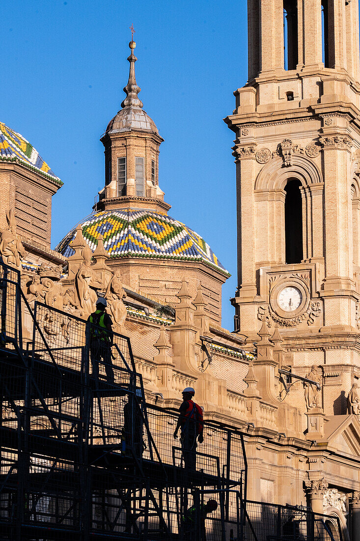 Arbeiter bereiten die Plattform für die Blumenspende an die Virgen del Pilar vor, die wichtigste und beliebteste Veranstaltung der Fiestas del Pilar, die am Tag der Spanier stattfindet, Zaragoza, Spanien