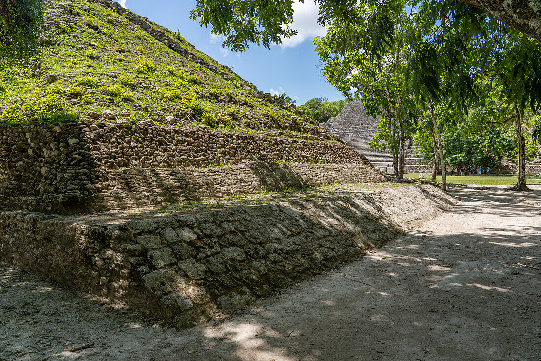 Ballspielplatz Nr. 2 in den Maya-Ruinen im archäologischen Reservat Xunantunich in Belize.