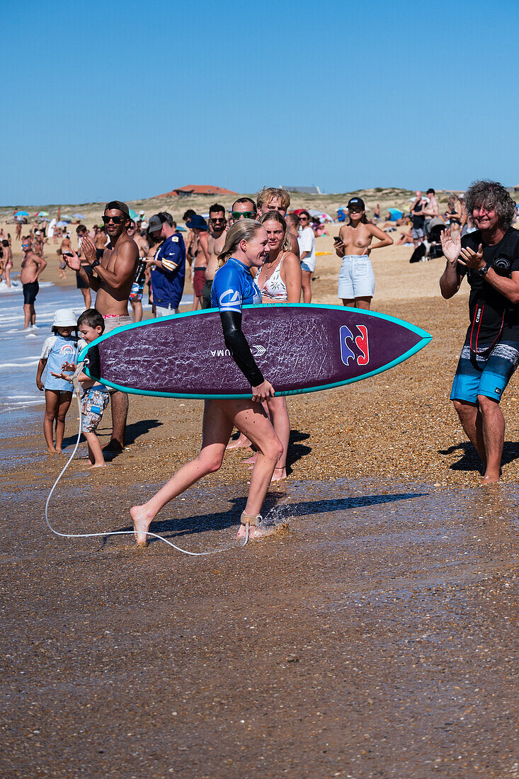 Die australische Profi-Surferin Laura Enever beim Quiksilver Festival in Capbreton, Hossegor und Seignosse, bei dem 20 der besten Surfer der Welt, die von Jeremy Flores handverlesen wurden, im Südwesten Frankreichs gegeneinander antreten.