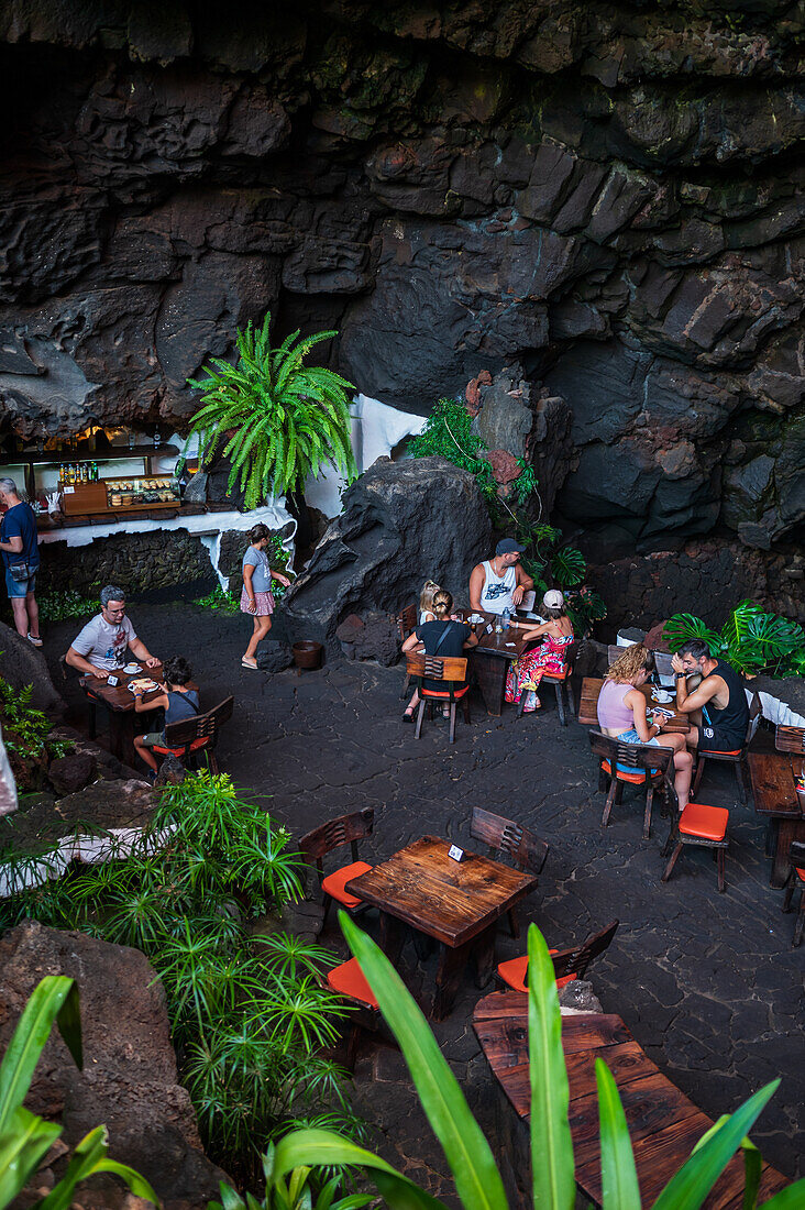 Café in Jameos del Agua, einer Reihe von Lavahöhlen und einem Kunst-, Kultur- und Tourismuszentrum, das vom lokalen Künstler und Architekten Cesar Manrique auf Lanzarote, Kanarische Inseln, Spanien, geschaffen wurde