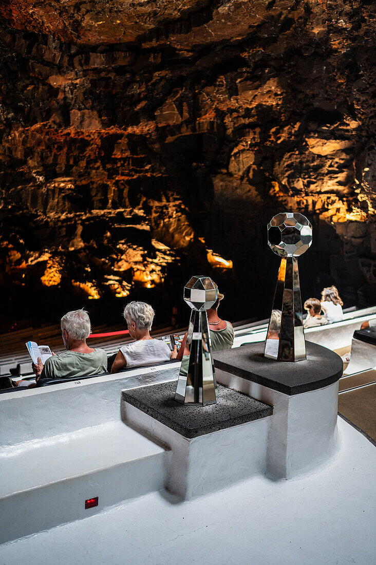 Auditorium in Jameos del Agua, einer Reihe von Lavahöhlen und einem Kunst-, Kultur- und Tourismuszentrum, das von dem lokalen Künstler und Architekten Cesar Manrique geschaffen wurde, Lanzarote, Kanarische Inseln, Spanien