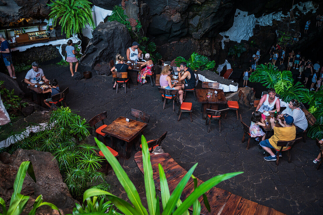 Café in Jameos del Agua, einer Reihe von Lavahöhlen und einem Kunst-, Kultur- und Tourismuszentrum, das von dem einheimischen Künstler und Architekten Cesar Manrique auf Lanzarote, Kanarische Inseln, Spanien, geschaffen wurde