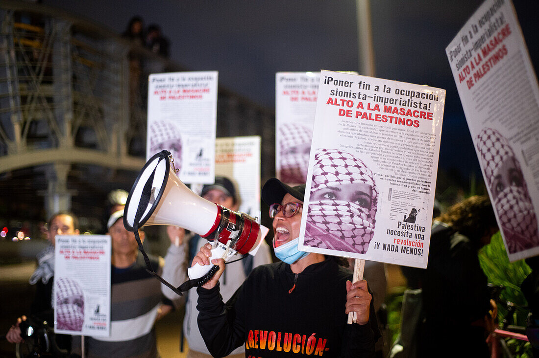 Palästina-Befürworter demonstrieren am 10. Oktober 2023 vor der israelischen Botschaft in Bogota, Kolumbien, und schwenken palästinensische Fahnen und Transparente.