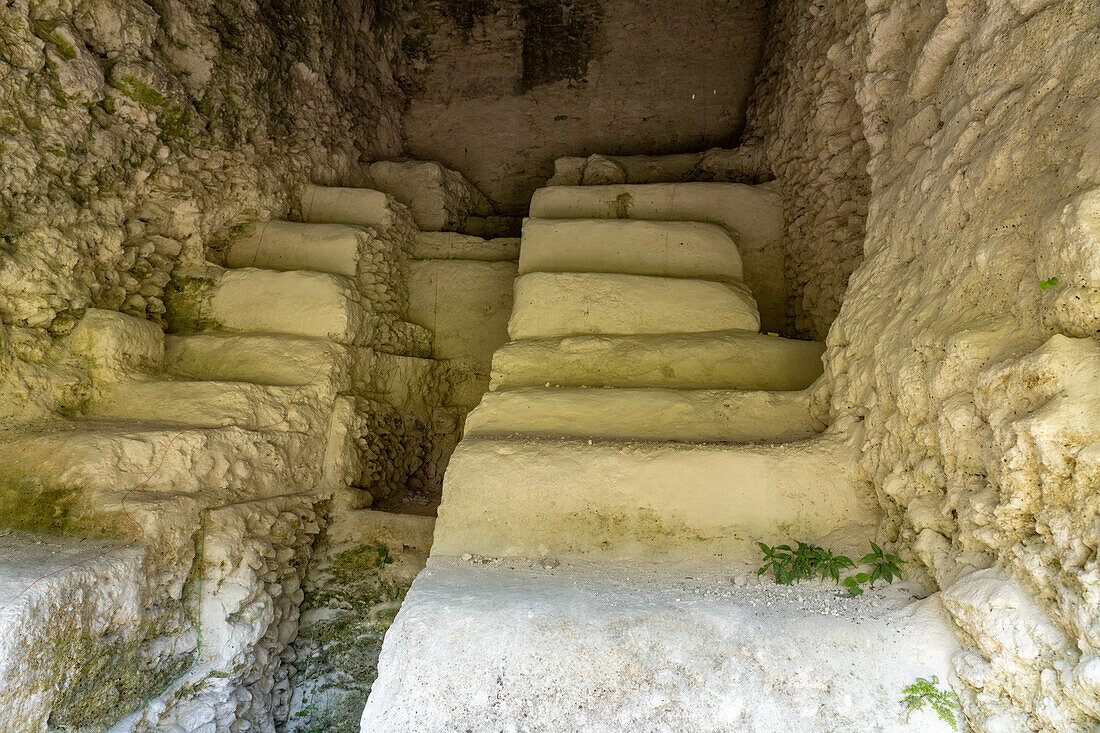Ausgrabung mit den Stufen einer früheren Pyramide in der Struktur A-7 im archäologischen Reservat Xunantunich in Belize.