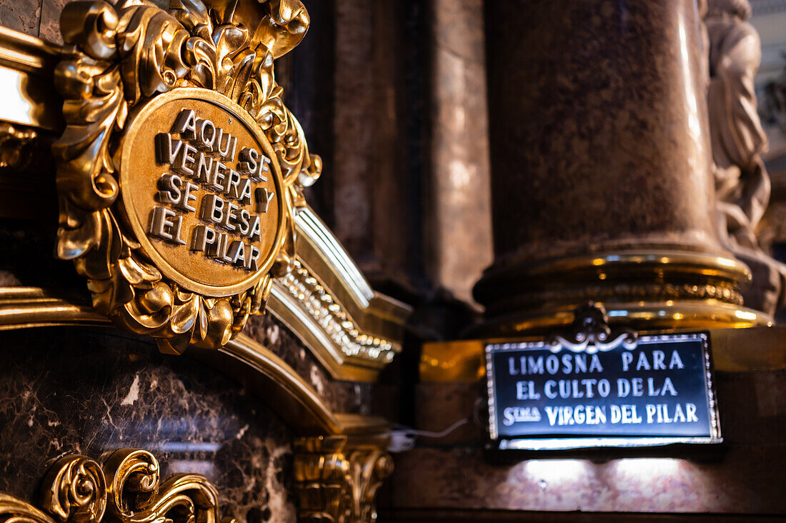Gläubige küssen die Säule in der Kathedrale-Basilika Unserer Lieben Frau von der Säule während des Blumenopfers für die Virgen del Pilar, der wichtigsten und beliebtesten Veranstaltung der Fiestas del Pilar am Tag der Spanier, Zaragoza, Spanien