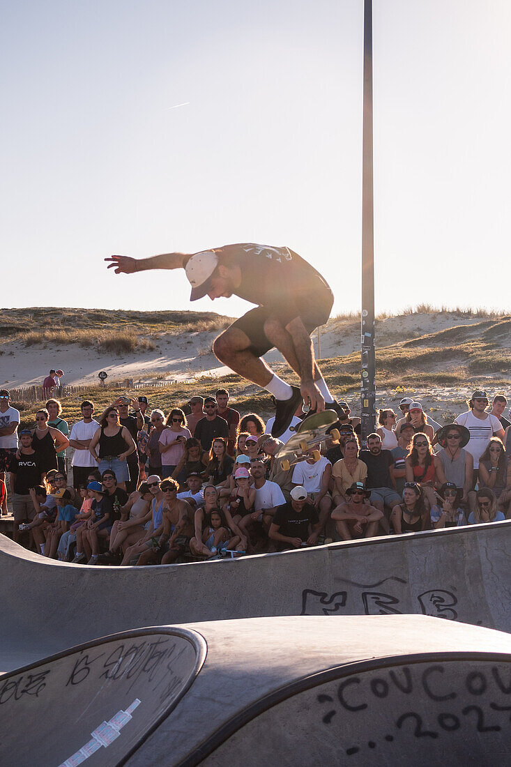 Skate-Event im Skatepark von Seignosse le Penon während des Quiksilver Festivals in Capbreton, Hossegor und Seignosse, mit 20 der besten Surfer der Welt, die von Jeremy Flores ausgewählt wurden, um im Südwesten Frankreichs gegeneinander anzutreten.