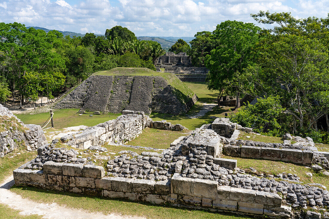 Struktur A-5 im Vordergrund und Struktur A-1 mit Blick auf Plaza A-1 dahinter im archäologischen Reservat von Xunantunich in Belize.