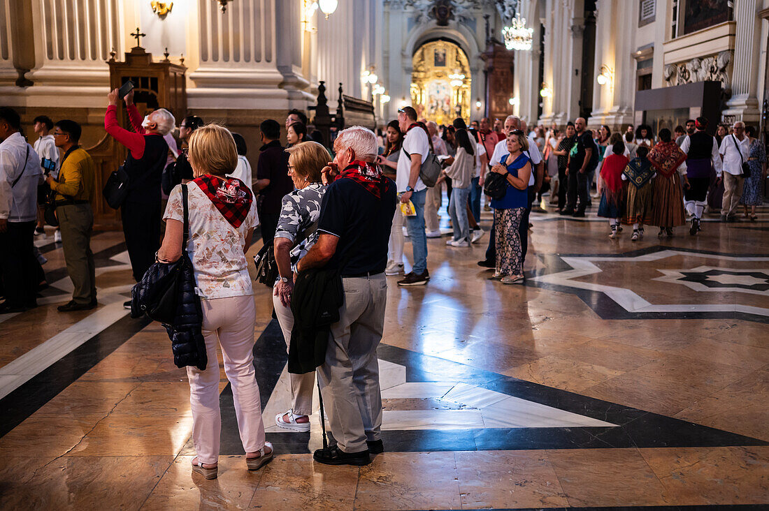 Gläubige in der Kathedrale-Basilika Unserer Lieben Frau von der Säule während des Blumenopfers für die Virgen del Pilar, der wichtigsten und beliebtesten Veranstaltung der Fiestas del Pilar, die am Tag der Spanier stattfindet, Zaragoza, Spanien