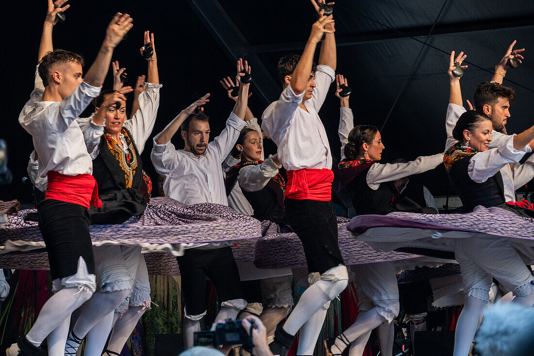 Baluarte Aragones und Raices de Aragon, traditionelle aragonesische Jota-Gruppen, treten auf der Plaza del Pilar während der Fiestas del Pilar in Zaragoza, Spanien, auf