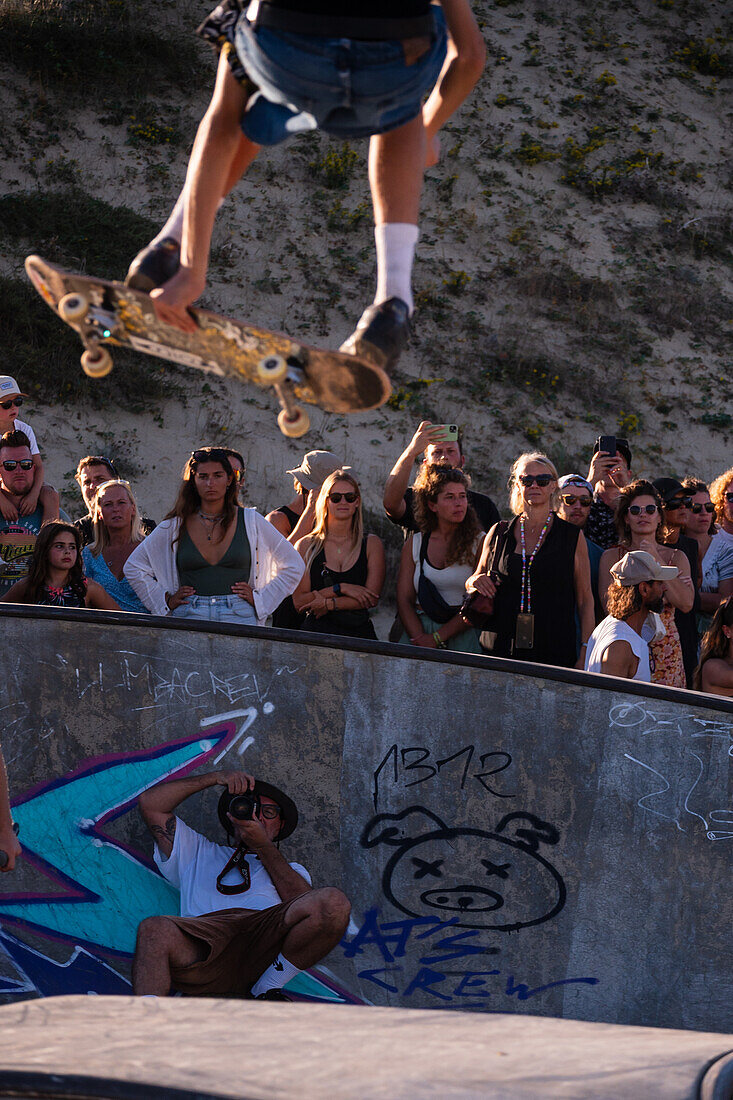 Skate-Event im Skatepark von Seignosse le Penon während des Quiksilver Festivals in Capbreton, Hossegor und Seignosse mit 20 der besten Surfer der Welt, die von Jeremy Flores handverlesen wurden, um im Südwesten Frankreichs gegeneinander anzutreten.