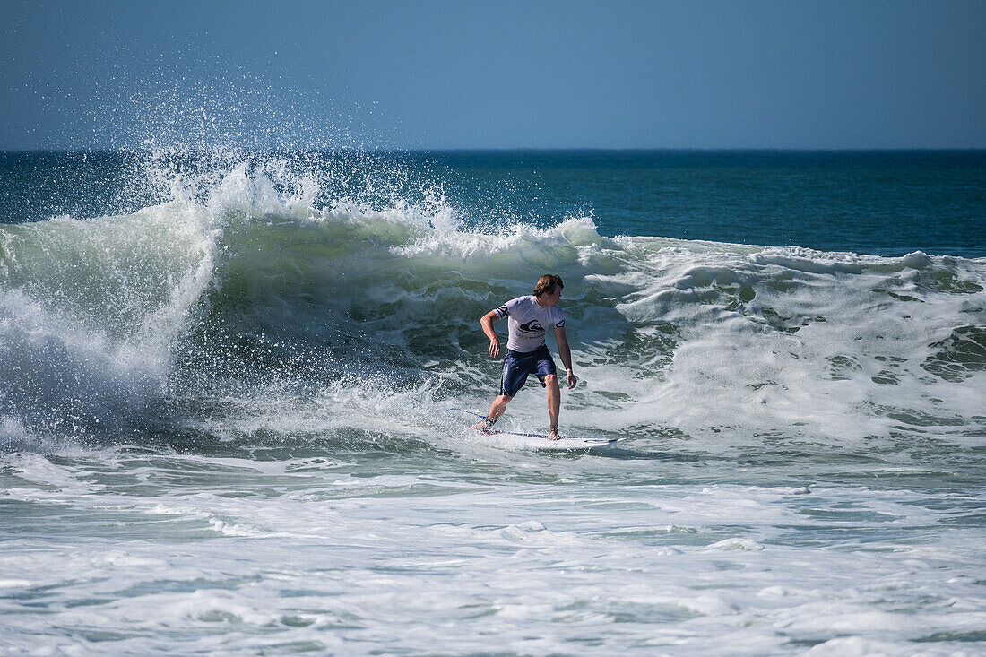 Der australische Profi-Surfer Kael Walsh beim Quiksilver Festival in Capbreton, Hossegor und Seignosse, bei dem 20 der besten Surfer der Welt, die von Jeremy Flores handverlesen wurden, im Südwesten Frankreichs antreten.