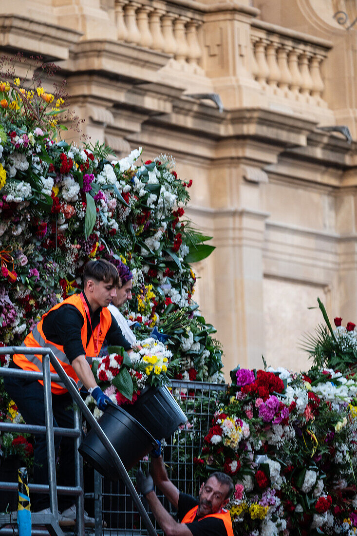 Das Blumenopfer für die Virgen del Pilar ist die wichtigste und beliebteste Veranstaltung der Fiestas del Pilar am Spanischen Tag, Zaragoza, Spanien