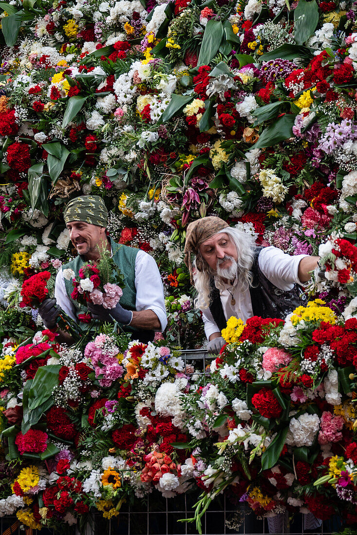 Das Blumenopfer für die Virgen del Pilar ist das wichtigste und beliebteste Ereignis der Fiestas del Pilar am Tag der Spanier, Zaragoza, Spanien