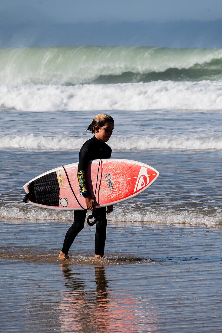 Junge talentierte Surfer beim Quiksilver Festival in Capbreton, Hossegor und Seignosse, bei dem 20 der besten Surfer der Welt von Jeremy Flores ausgewählt wurden, um sich im Südwesten Frankreichs zu messen.