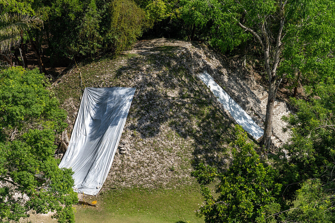 Abdeckplanen für die neuen archäologischen Ausgrabungen der Struktur A-7 im archäologischen Reservat von Xunantunich in Belize.