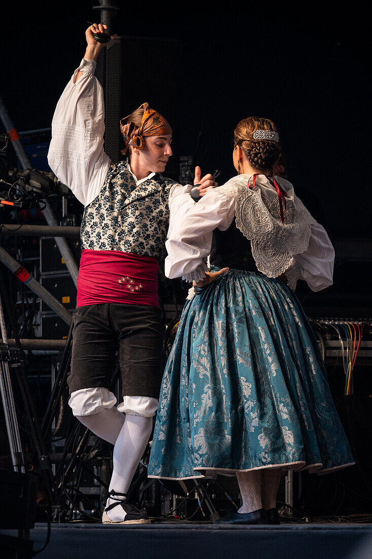 Baluarte Aragones und Raices de Aragon, traditionelle aragonesische Jota-Gruppen, treten auf der Plaza del Pilar während der El Pilar-Festlichkeiten in Zaragoza, Spanien, auf.