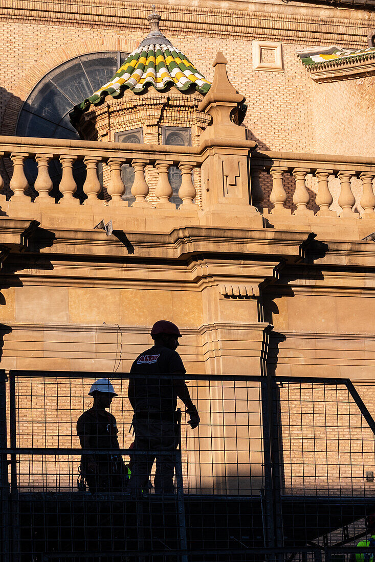 Arbeiter bereiten die Plattform für die Blumenspende an die Virgen del Pilar vor, das wichtigste und beliebteste Ereignis der Fiestas del Pilar, die am Tag der Hispanoamerikaner stattfinden, Zaragoza, Spanien