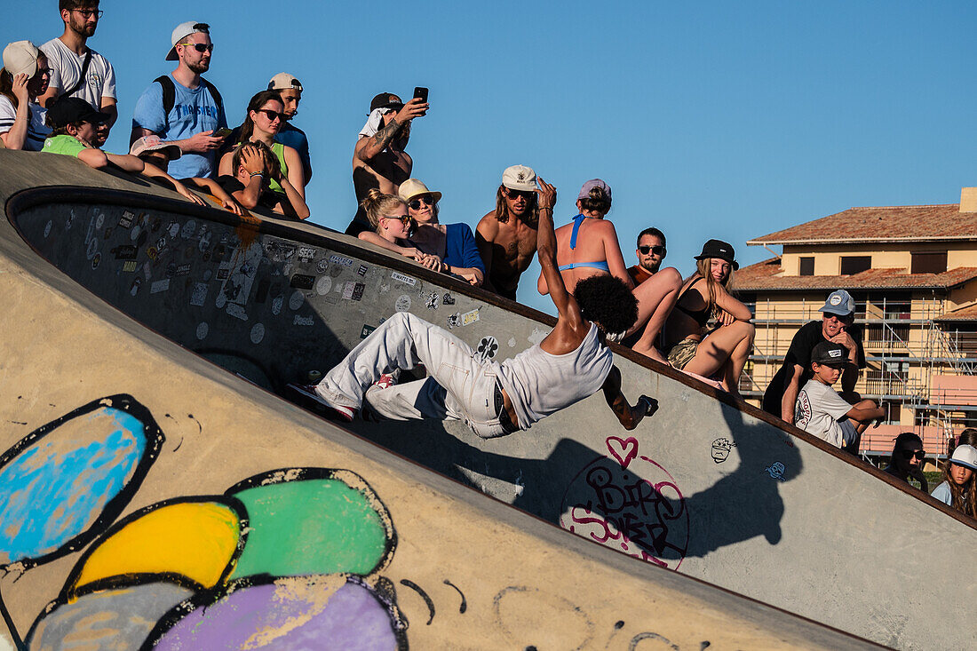 Skate-Event im Skatepark von Seignosse le Penon während des Quiksilver-Festivals in Capbreton, Hossegor und Seignosse mit 20 der besten Surfer der Welt, die von Jeremy Flores handverlesen wurden, um im Südwesten Frankreichs gegeneinander anzutreten.