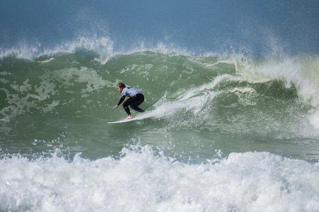 Der australische Profi-Surfer Josh Kerr während des Quiksilver-Festivals in Capbreton, Hossegor und Seignosse, an dem 20 der besten Surfer der Welt teilnehmen, die von Jeremy Flores ausgewählt wurden, um im Südwesten Frankreichs zu surfen.
