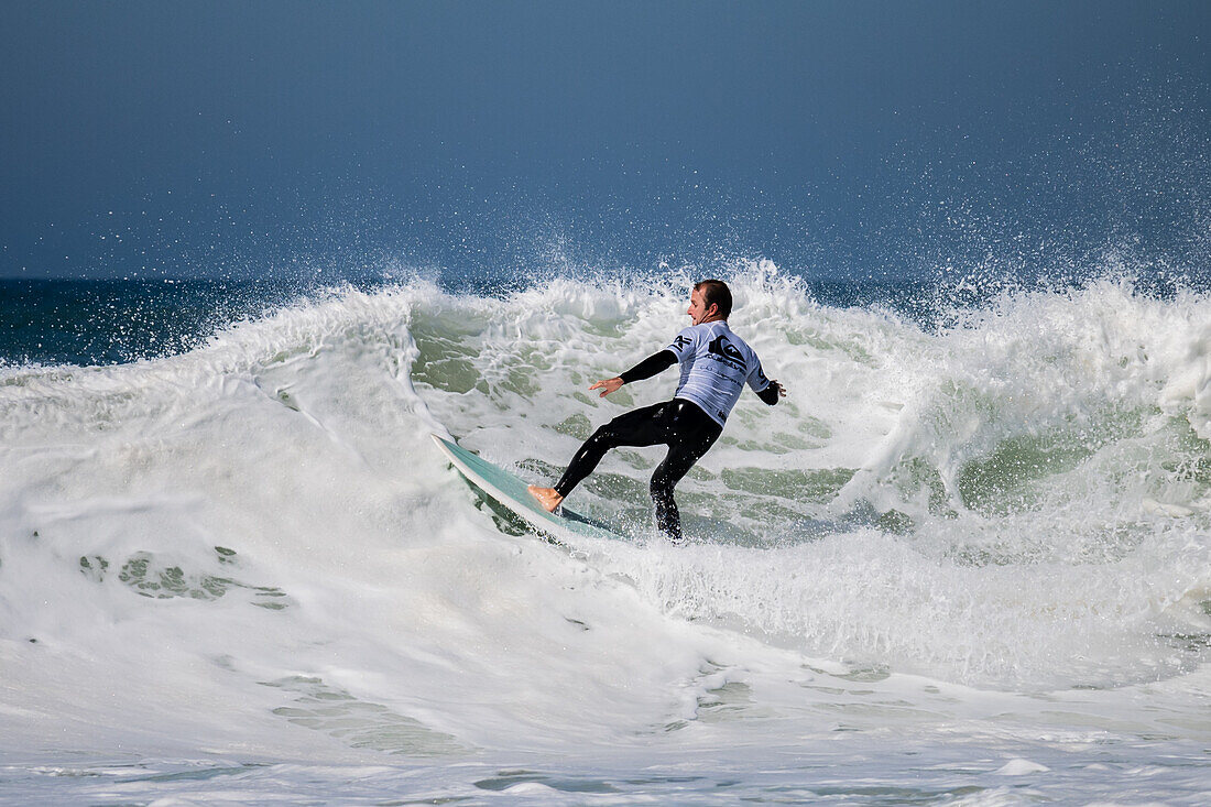 Der australische Profi-Surfer Josh Kerr während des Quiksilver Festivals in Capbreton, Hossegor und Seignosse, bei dem 20 der besten Surfer der Welt von Jeremy Flores ausgewählt wurden, um sich im Südwesten Frankreichs zu messen.