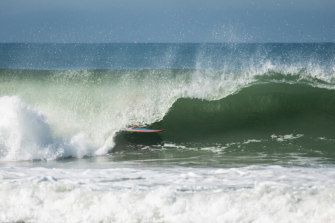 Quiksilver Festival in Capbreton, Hossegor und Seignosse, mit 20 der besten Surfer der Welt, die von Jeremy Flores ausgewählt wurden, um im Südwesten Frankreichs gegeneinander anzutreten.