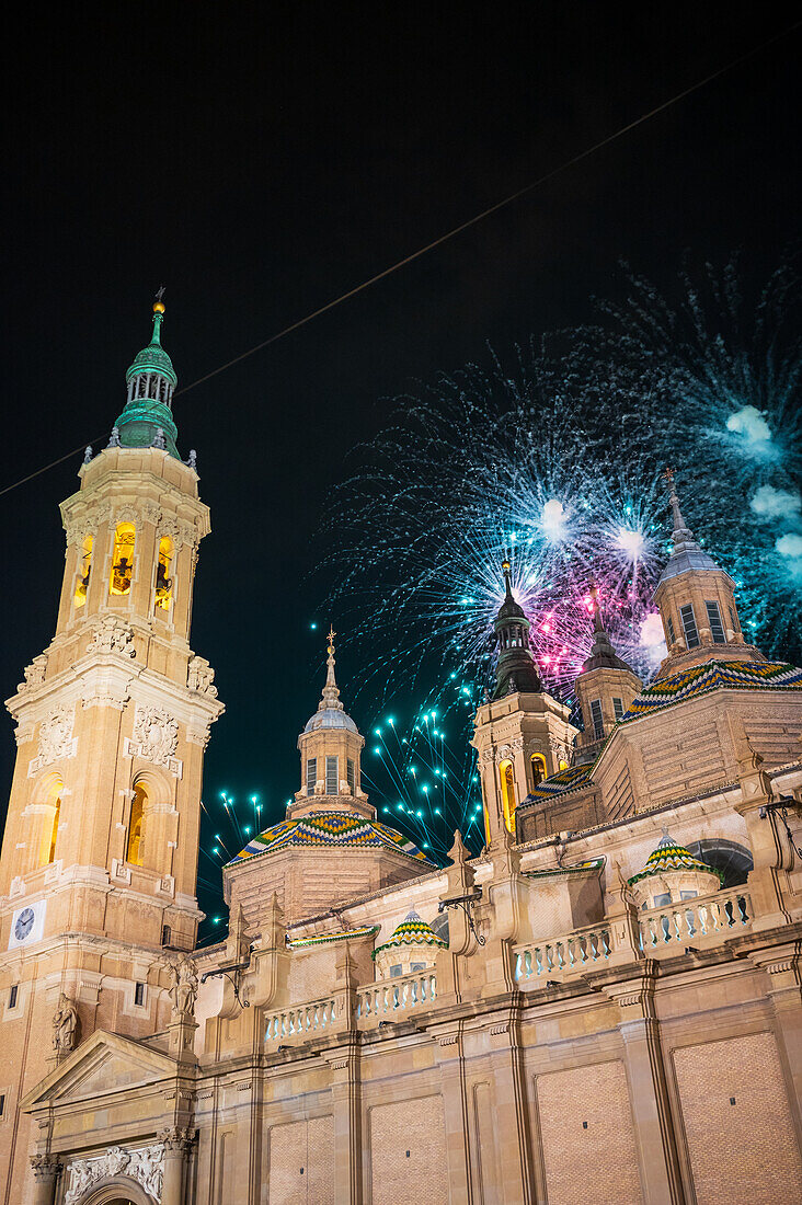 Das Feuerwerk gibt den Fiestas del Pilar in Zaragoza, Spanien, den letzten Schliff.