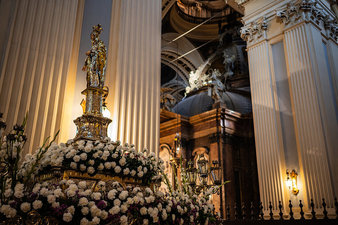 Gläubige in der Kathedrale-Basilika Unserer Lieben Frau von der Säule während des Blumenopfers für die Virgen del Pilar, der wichtigsten und beliebtesten Veranstaltung der Fiestas del Pilar am Tag der Spanier, Zaragoza, Spanien
