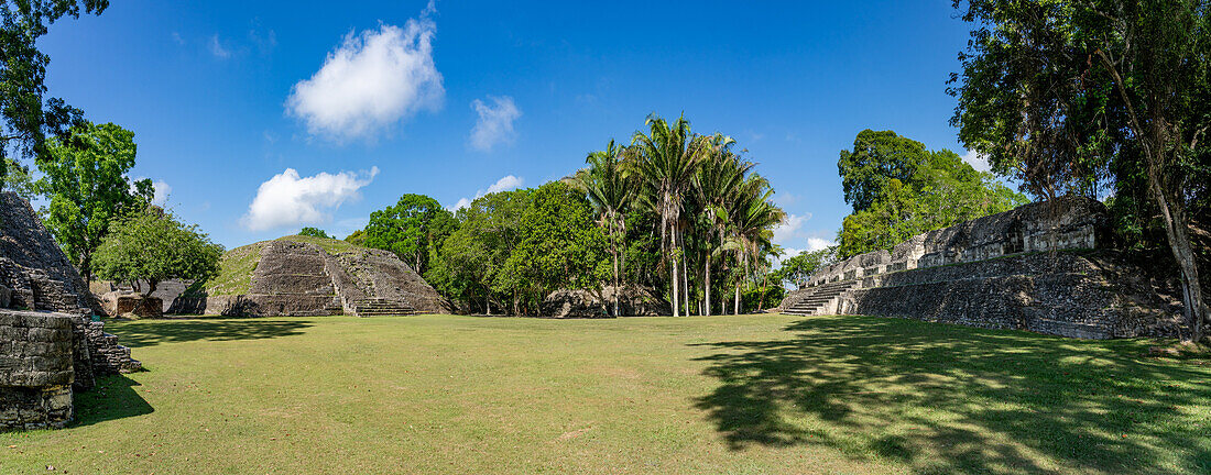 Plaza A-2, L-R: Strukturen A-1, A-9 & A-13 in den Maya-Ruinen im archäologischen Reservat von Xunantunich in Belize.