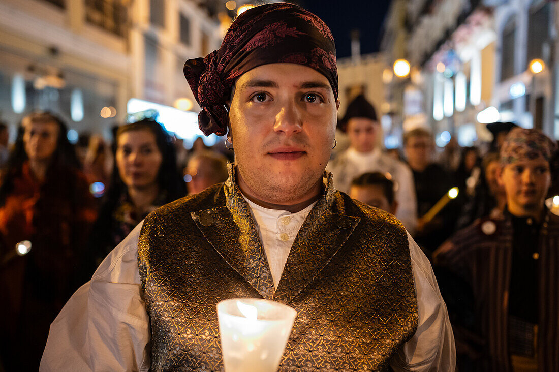 Die Parade des gläsernen Rosenkranzes, oder Rosario de Cristal, während der Fiestas del Pilar in Zaragoza, Spanien